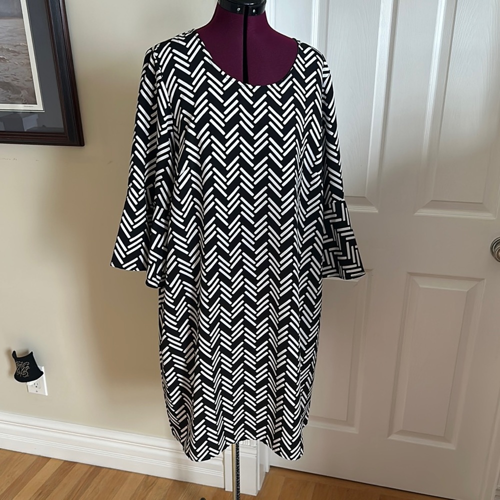 Chic Black and White Chevron Dress